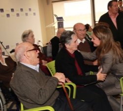 Doña Letizia saluda cariñosamente a una de las residentes de "El Greco"